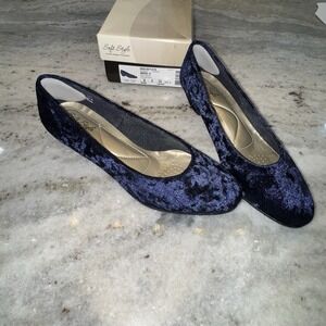 Soft Style Womens 8 W Blue Angel II Moyen Velvet HSS1027-410 Low Wedge With Box